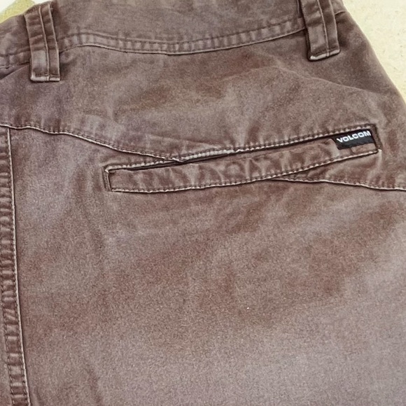 VOLCOM SIZE 33 flat front shorts.                                          Sh046 - Picture 2 of 5